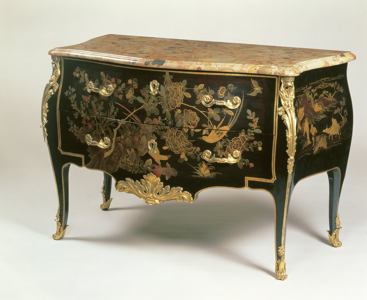 Louis XV Commode na způsob Macreta, kolem roku 1765 (dřevo s černým, zlatým a polychromovaným lakem namontovaným na ormolu) od French School