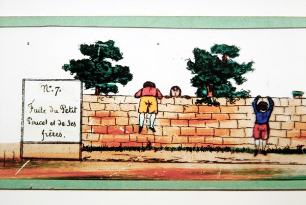 Obrázek kouzelné lucerny znázorňující scénu z pohádky, „Tom Thumb“ – Tom Thumb a jeho bratři na útěku z domu zlobra, polovina 19. století (barevný papír) od French School