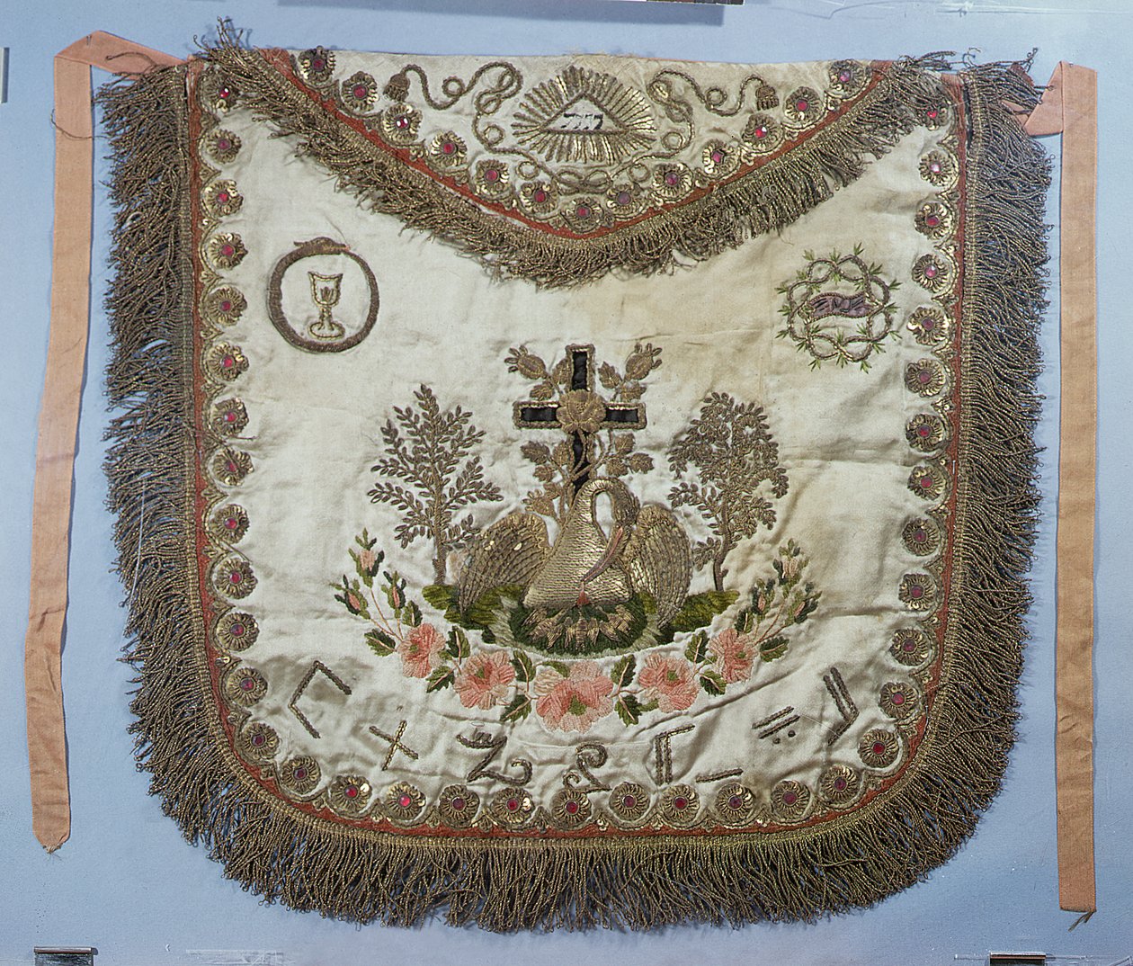 Zednářská zástěra s různými symboly (vyšívané hedvábí) od French School