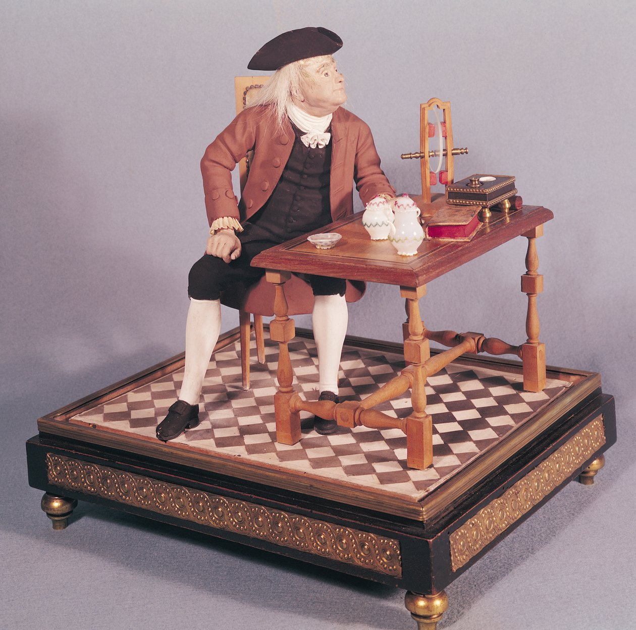 Model Benjamina Franklina (1706-90) u jeho stolu, konec 18. století od French School