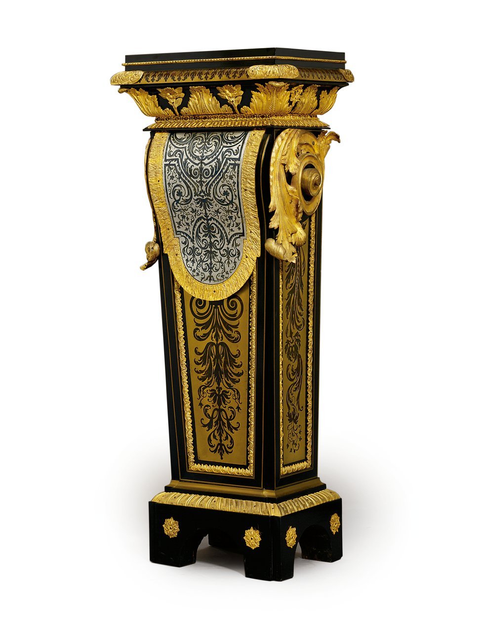 Jeden z páru intarzivních podstavců Ludvíka XV., možná na objednávku Claude-Francoise Julliota, kolem 1750-60 (cín Boulle namontovaný na ormolu, mosazný vykládaný roh a želvovina) (viz také 469020) od French School
