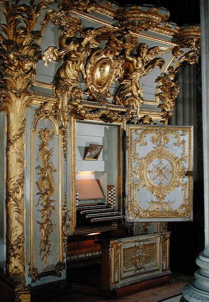 Varhany s otevřenými dveřmi, v kapli (pozlacený kov a štuk) od French School