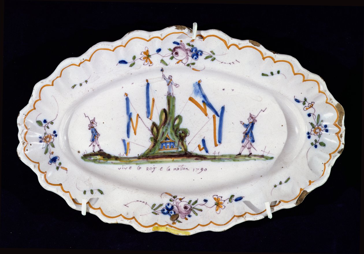 Oválný talíř s nápisem Vive le Roi et la Nation 1790, Nevers workshop, (keramika) od French School