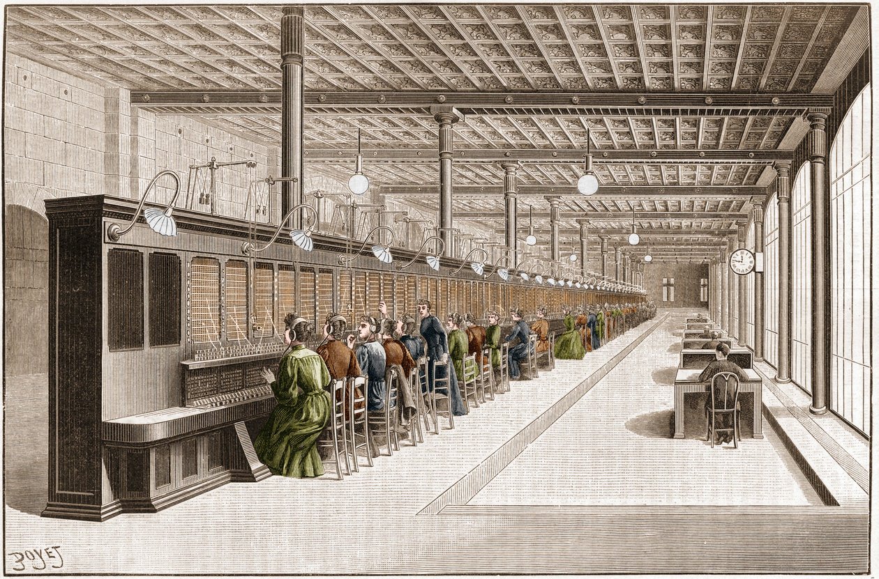 Přehled velké telefonní kanceláře (Central telephonic-standard phone) na rue Gutenberg v Paříži, organizované tak, aby obsluhovala 6000 předplatitelů. Rytina z roku 1895. od French School