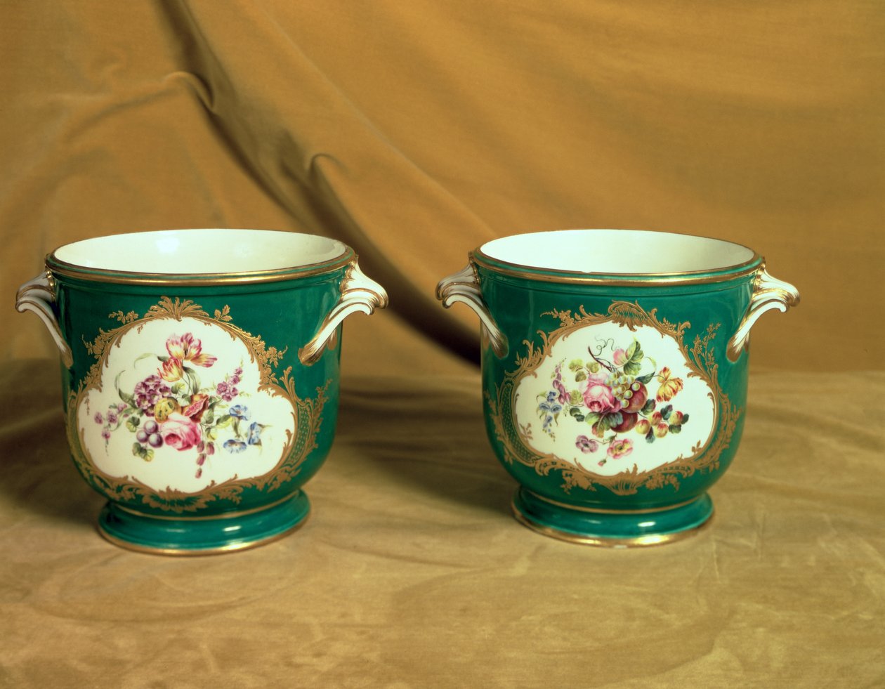 Pár ledových chladičů Sevres, od Frederick V Service, 1758 (porcelán s měkkou pastou) od French School