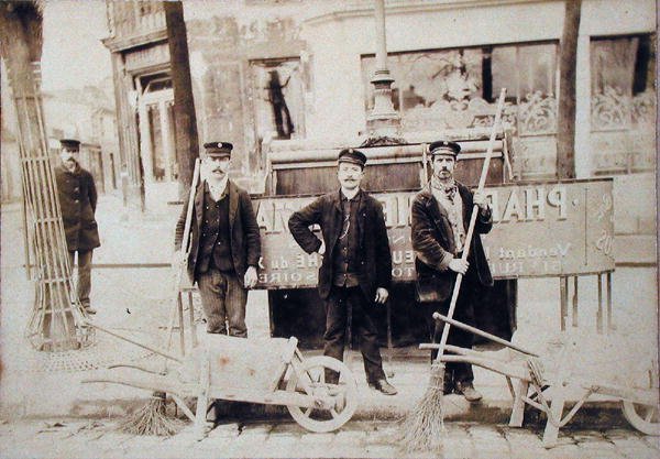 Pařížští pracháčci, cca 1900 (sépiová fotografie) od French School