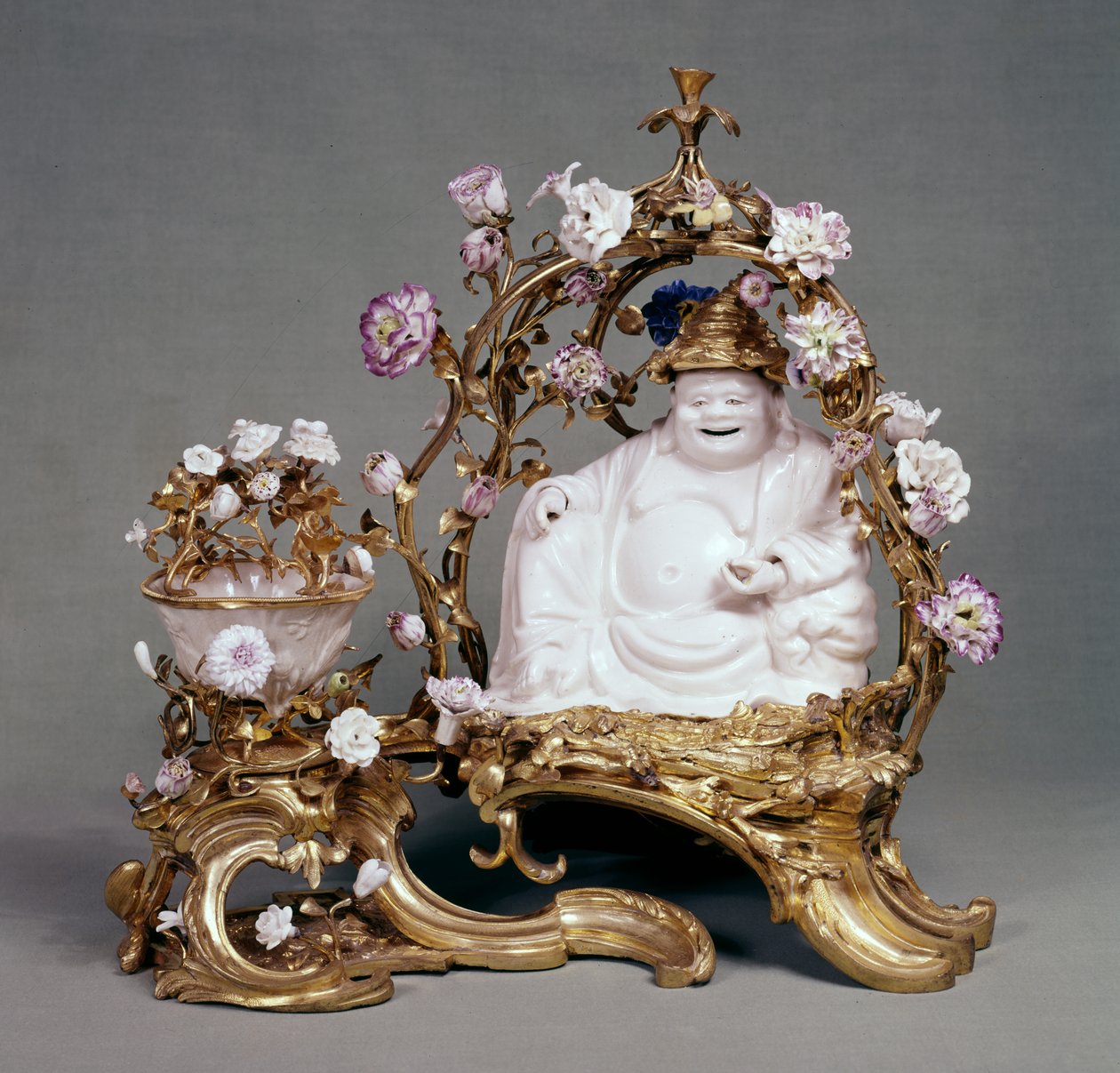 Parfumér (Cassolette) 1745-49 (čínský porcelán, jemný pastový porcelán a ormolu) od French School