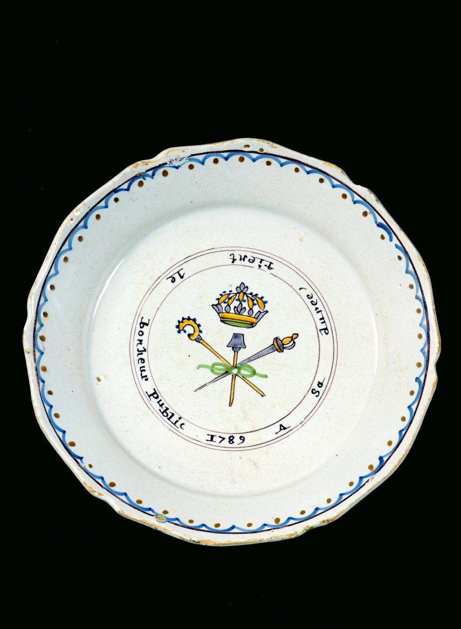 Talíř zdobený třemi řády pod královskou korunou, 1789 (keramika) od French School