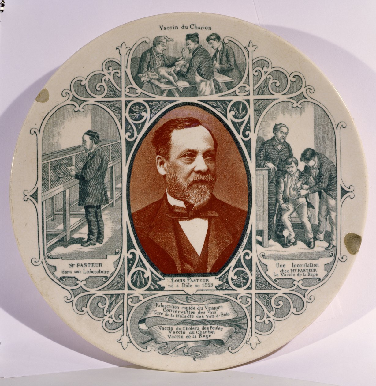 Talíř s fotografií Louise Pasteura (1822-95) od Pierra Petita (1832-1909) a výjevy z jeho života (keramika) od French School