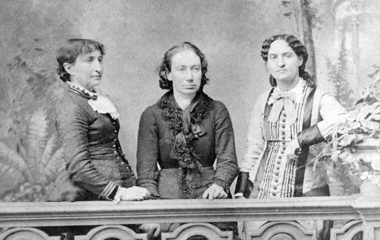 Portrét Louise Michelové mezi Marie Ferre a Paule Minck - 1871 - od French School