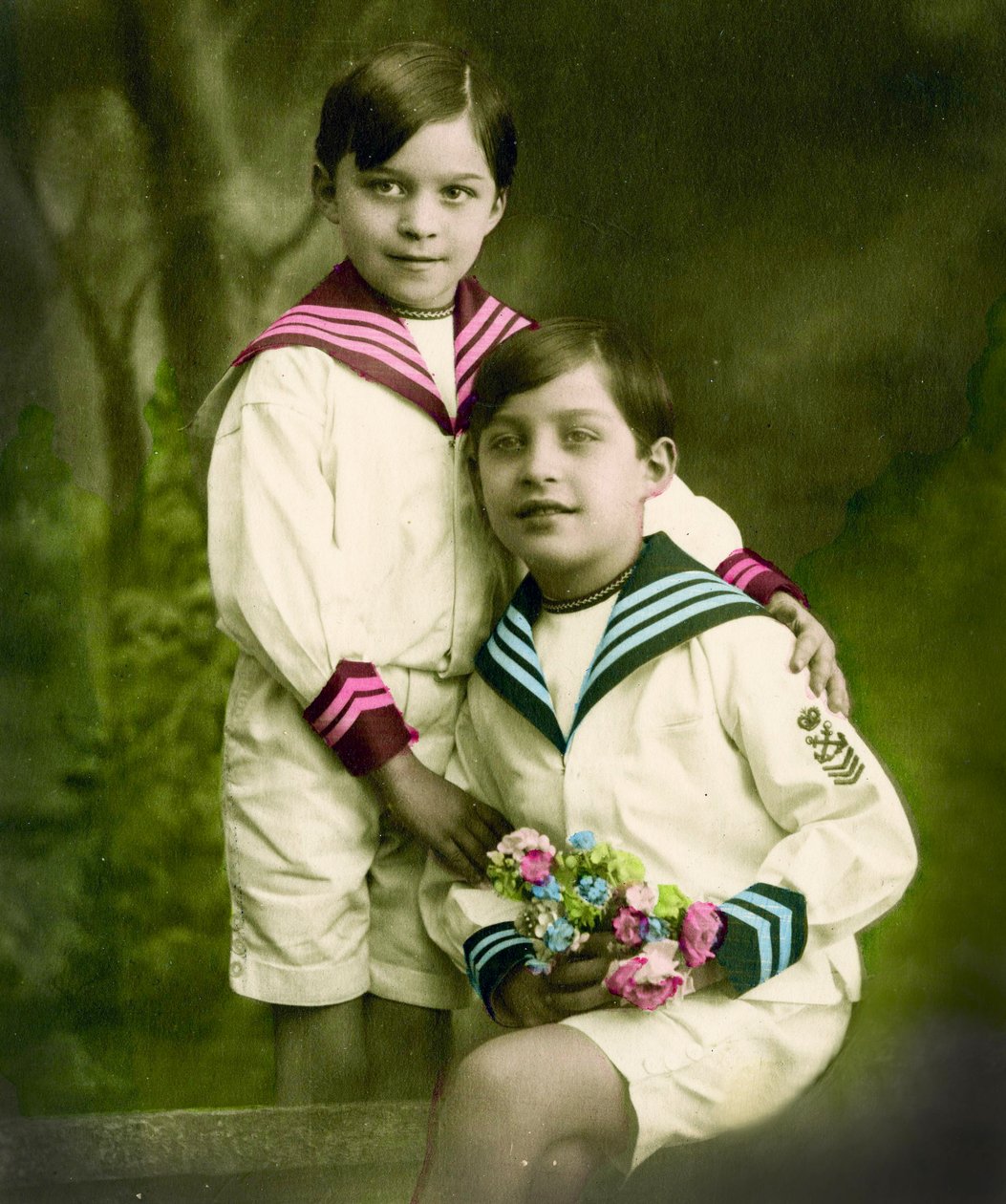 Portrét dvou chlapců kolem roku 1898 (ručně tónovaná fotografie) od French School