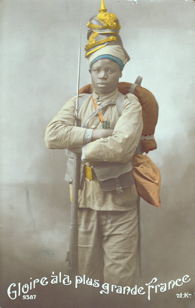 Pohlednice zachycující senegalského vojáka, 1915 (kolorovaná fotografie) od French School