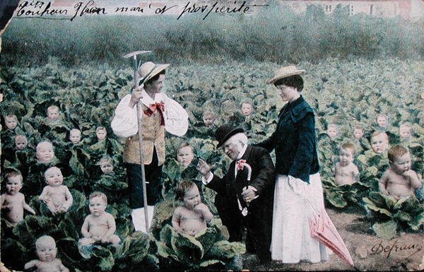 Pohlednice zobrazující pár hledající dítě od French School