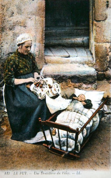 Pohlednice zachycující krajkářku z regionu Velay, začátek 20. století (kolorované foto) od French School