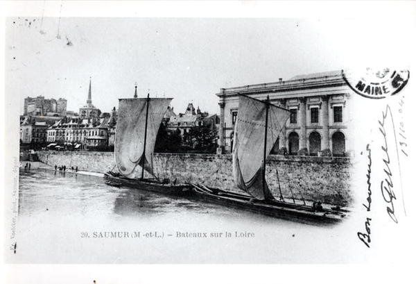 Pohlednice zobrazující čluny na Loiře v Saumuru ve Francii před rokem 1914 (černobílá fotografie) od French School
