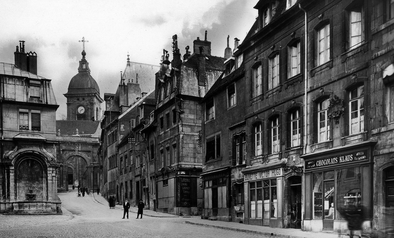 Pohlednice zobrazující fontánu Saint-Quentin a rodiště Victora Huga, kolem roku 1910 (litho) od French School