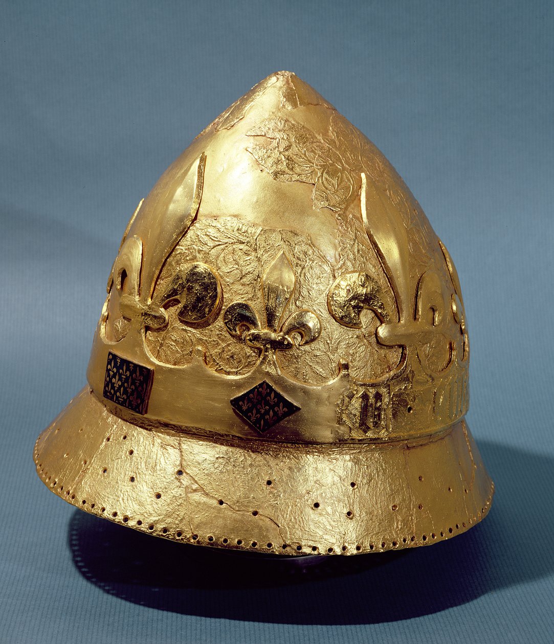 Rekonstrukce pozlacené přilby Karla VI. (1368-1422) nalezené při vykopávkách v Louvru v roce 1986 (kov) od French School