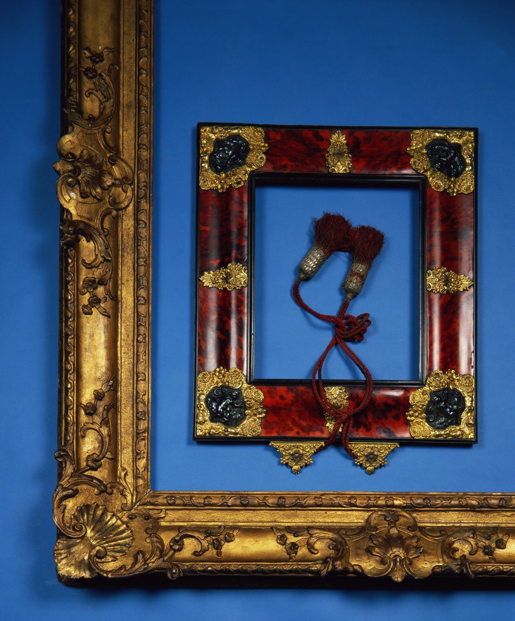 Regency rám s reverzním profilem s ormolu a vyraženými stříbrnými úchyty do rohů a středů s originálními střapci (želvovina) od French School