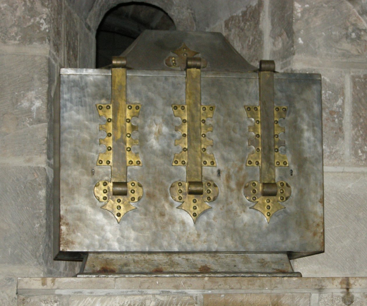 Relikviář s ostatky sv. Benoita, uložený v kryptě v roce 1108 (kov) od French School