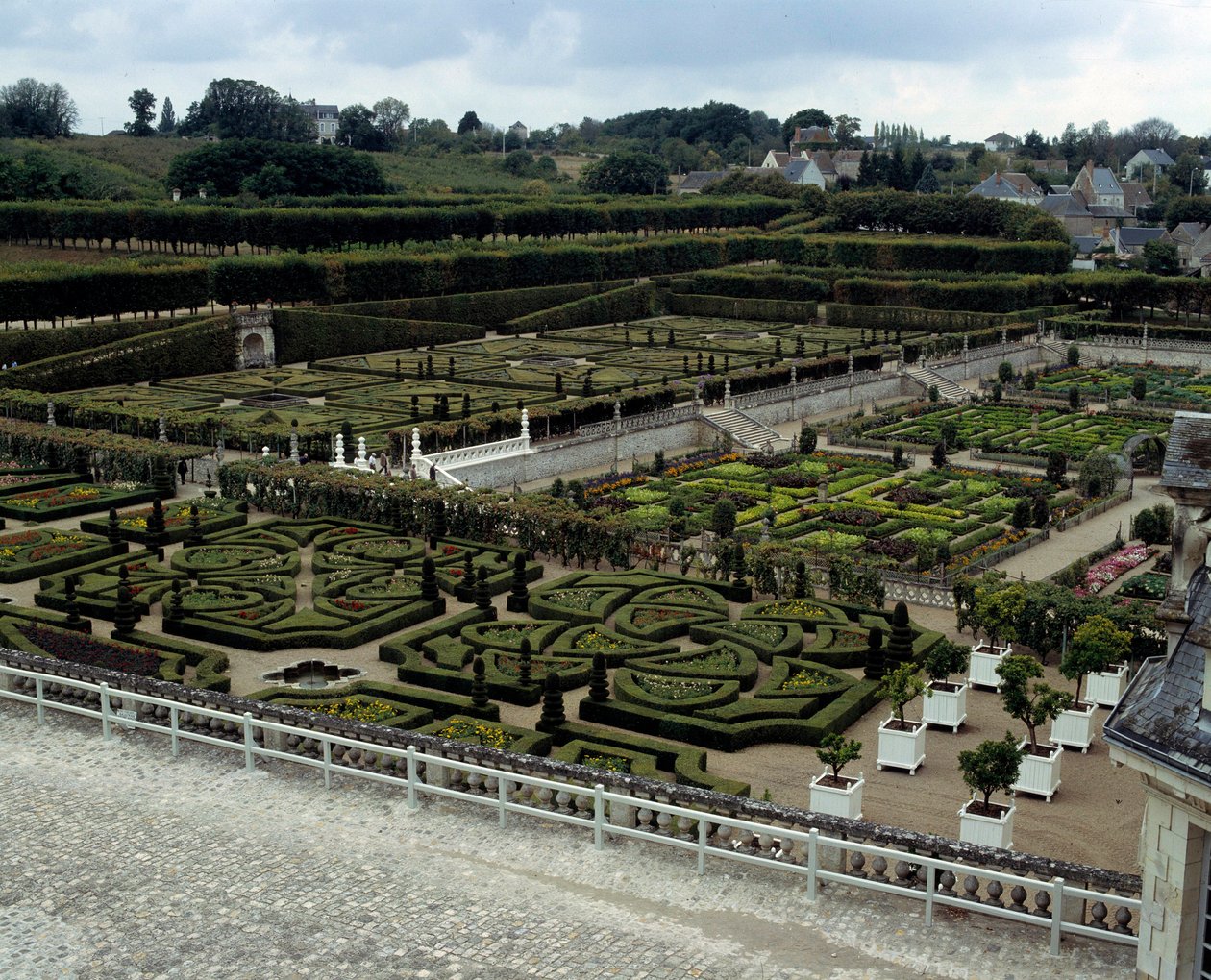 Renesanční architektura: pohled do zahrad Chateau de Villandry postaveného na počátku 16. století, jeden ze zámků na Loiře. Villandry, Indre a Loire od French School