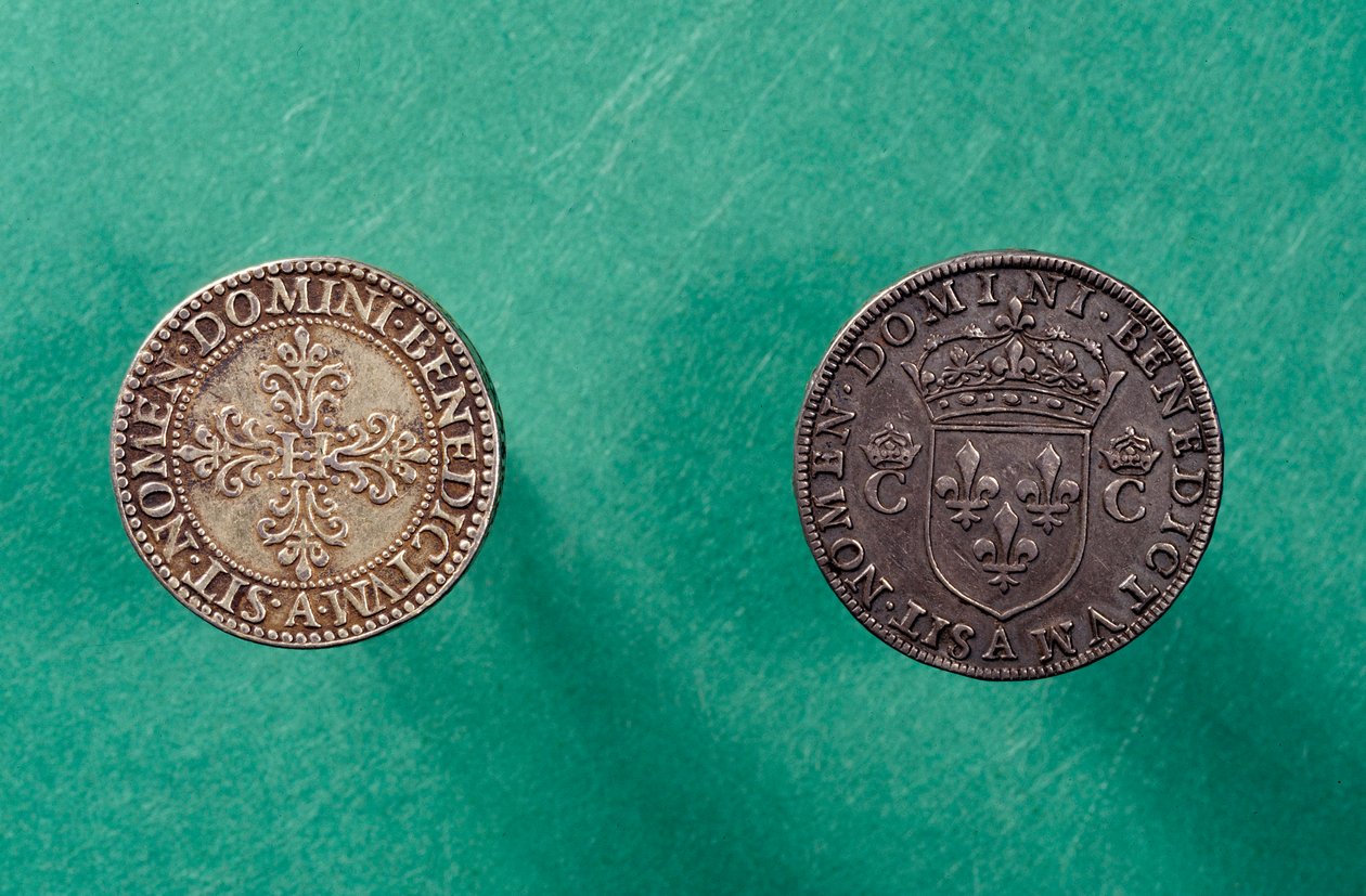 Rubová strana: dole půlfranková stříbrná mince s podobiznou Jindřicha III. (1551-1589), francouzského krále od French School