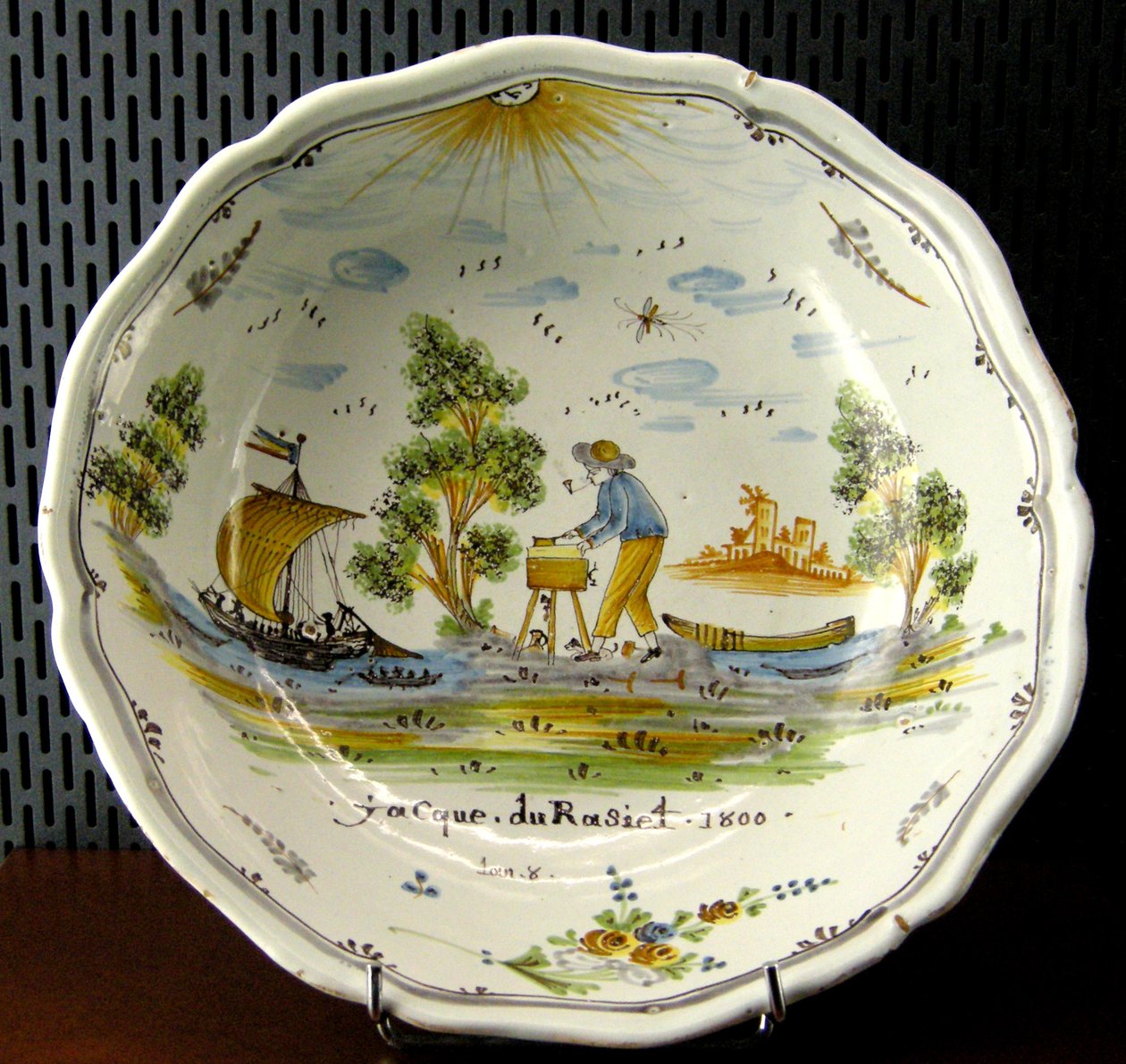 Salátová mísa zobrazující řemeslníka a lodě na Loiře, Nevers, 1800 (keramika) od French School