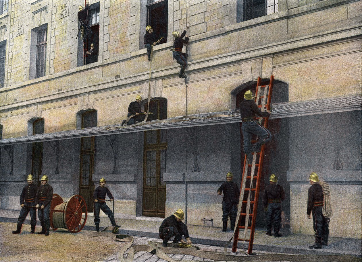 Sappeurs Pompiersde Paris. Žebřík je v zákulisí. Manévrování po žebříku v zákulisí je nejjednodušší. Váží 34 kilogramů, šíře 0 m45, má po přemístění výšku 4 metry, je ve dvou rovinách, sloupky druhé jsou zapuštěny do od French School