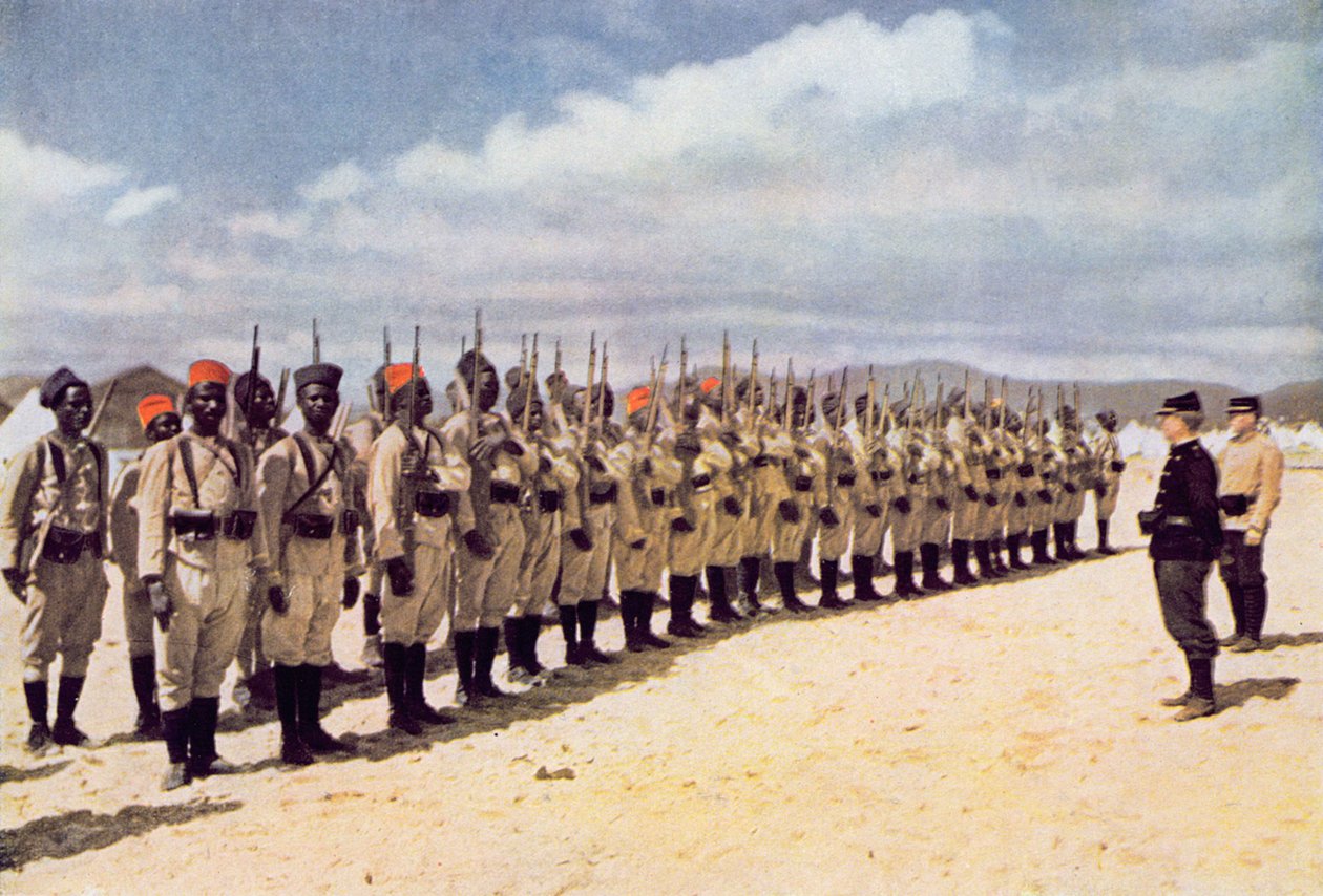 Senegalská pěchota na pláži u Frejus (podle barevné fotografie), 1915 od French School