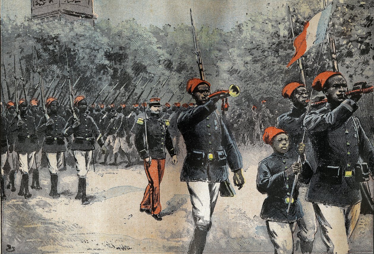 Senegalští Tirailleurs vracející se z africké průzkumné mise velitele Jean-Baptiste Marchanda (1863-1934), které velel kapitán Mangin (1873-1908), připravující se na revizi 14. července od French School