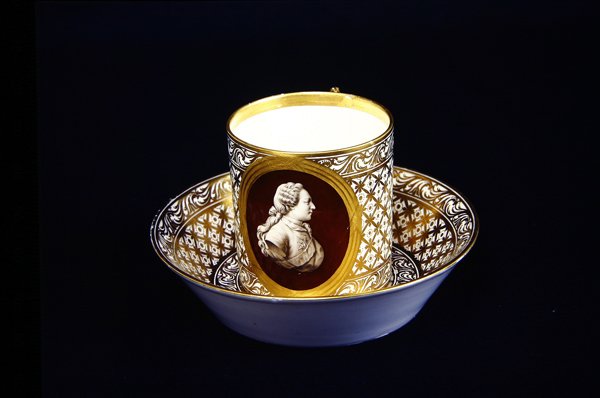 Šálek s podšálkem Sevres s podobiznou Ludvíka XVI., kolem roku 1775 (porcelán) od French School