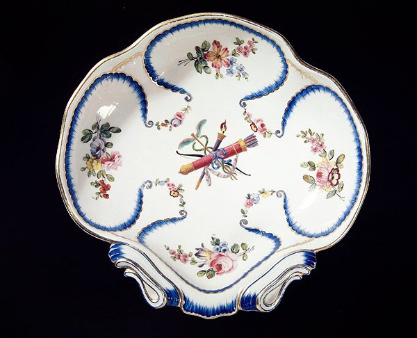 Talíř Sevres zdobený lukem a šípy, 1762 (fajáns) od French School