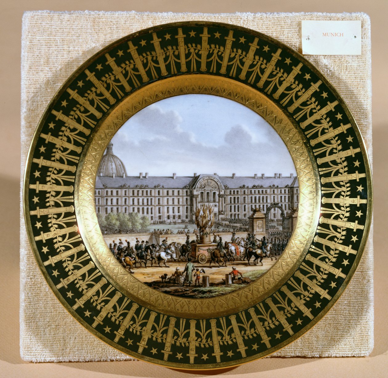 Deska Sevres zobrazující přílet meče Fridricha II. (1712-86) Velikého v Hotel des Invalides (porcelán) od French School