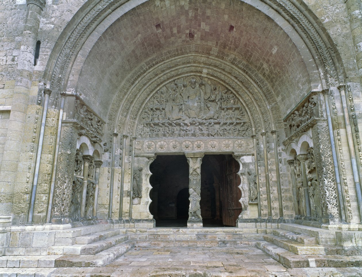 Jižní portál, postavený kolem roku 1115 od French School