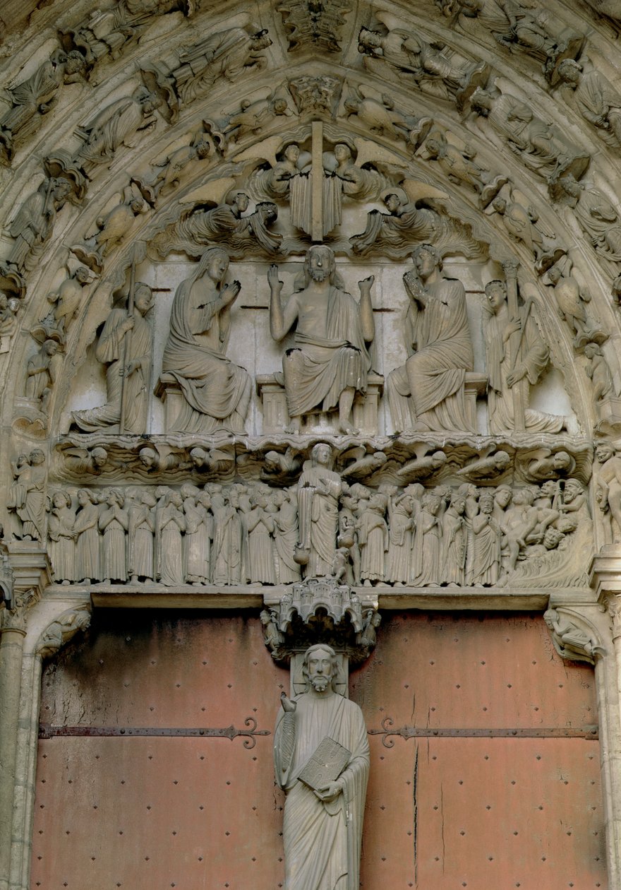 Jižní portálový tympanon zobrazující Krista trůnícího s postavou Beau Christ na trumeau pod ním, 12. století od French School
