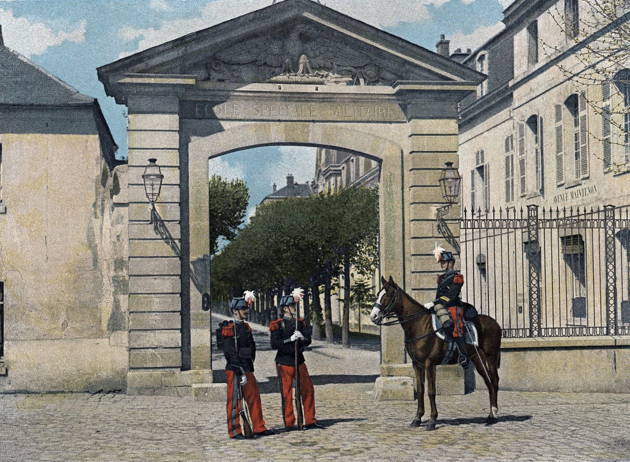 Speciální vojenská škola Saint-Cyr (Saint Cyr), vnitřní služba: Žáci pěchoty a jezdectva ve velkém služebním oděvu (býv.). V „“ Album militaire: scene de la vie du soldat“ od French School