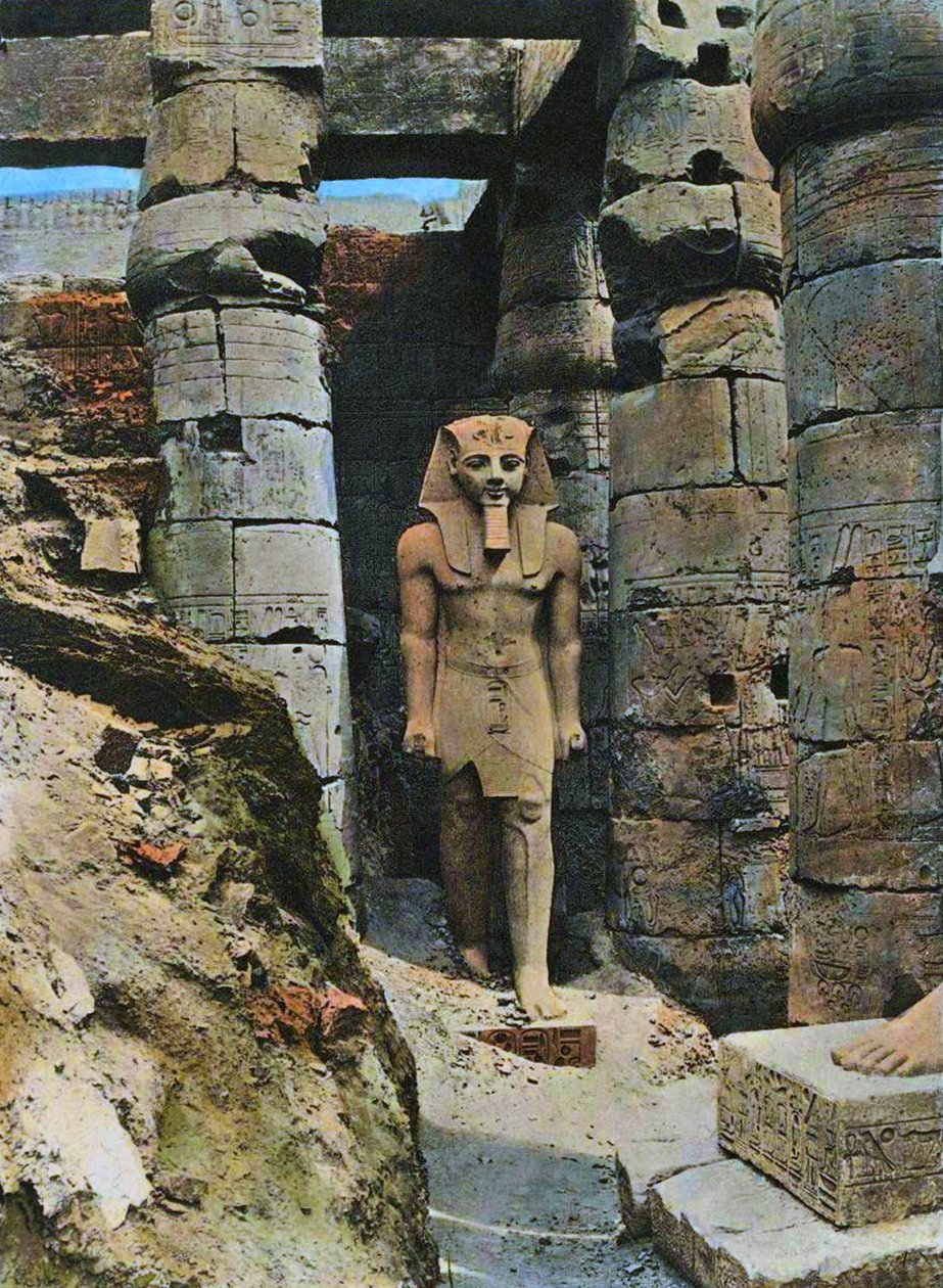 Socha Ramsese II., Luxor, Egypt, 1903 (ručně kolorovaná fotografie) od French School