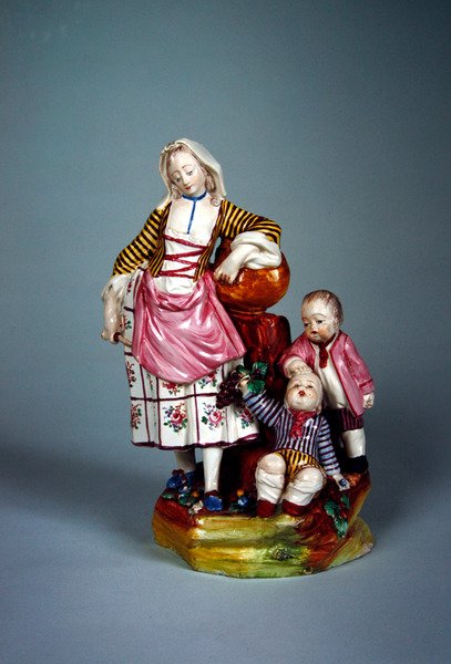Soška mladé ženy se svými dvěma syny (fajáns) od French School