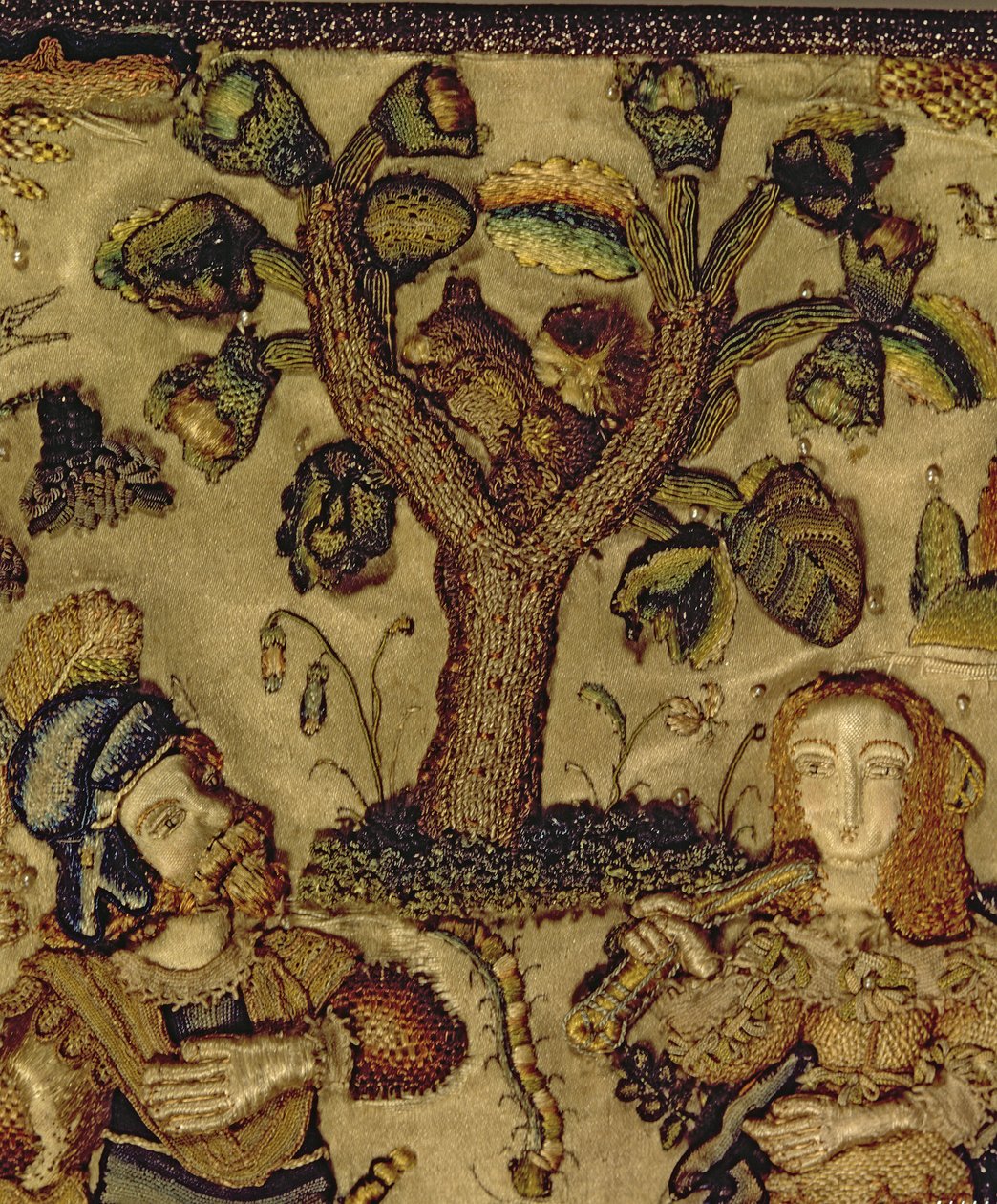 Pahýl zobrazující pár pod stromem, detail z víka rakve (hedvábí) od French School
