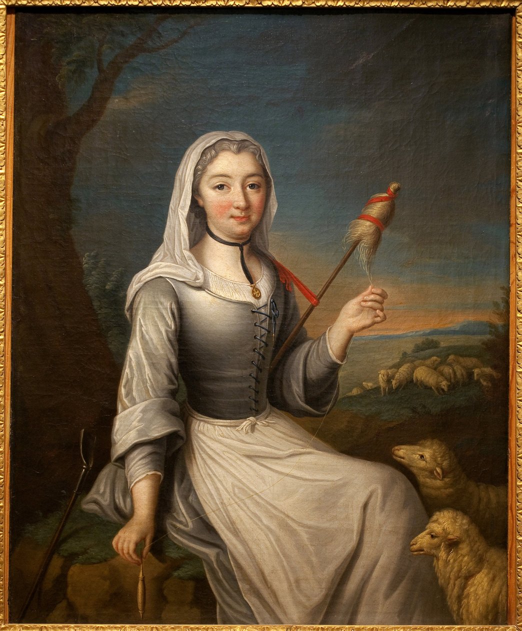 Vévodkyně z Villars (?) v bergeré držící orobinec. Francouzská malba, olej na plátně, 80 x 63,6 cm, 1. polovina 18. století. Musee de Tesse, Le Mans. od French School