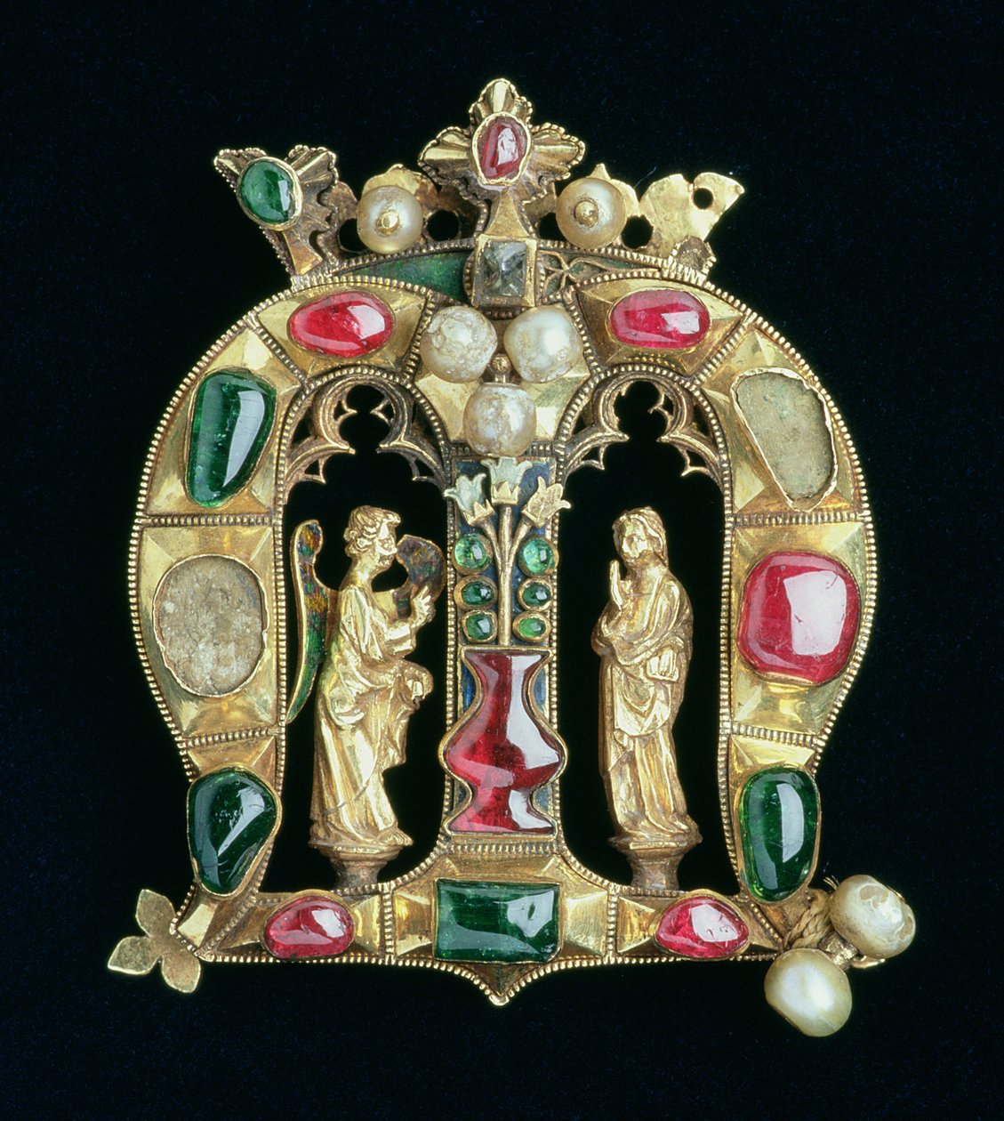 Hylle Jewel v podobě korunované lombardské iniciály M s figurami zvěstování, konec 14. století (stříbrně zlacená sada s rubíny, diamanty, smaragdem a perlami) od French School