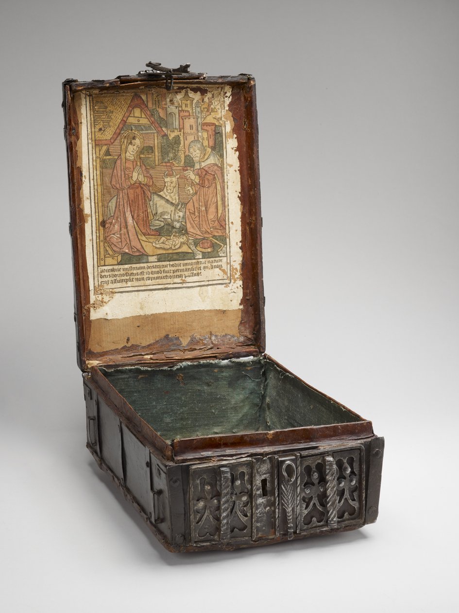 The Nativity, in Coffer, c.1490 (dřevořez v černé barvě ručně kolorovaný štětcem, šablonou a akvarelem na slonovinově položený papír připevněný na vnitřním krytu truhly, vyrobený ze dřeva, železa, kůže, koňských žíní a lnu) od French School