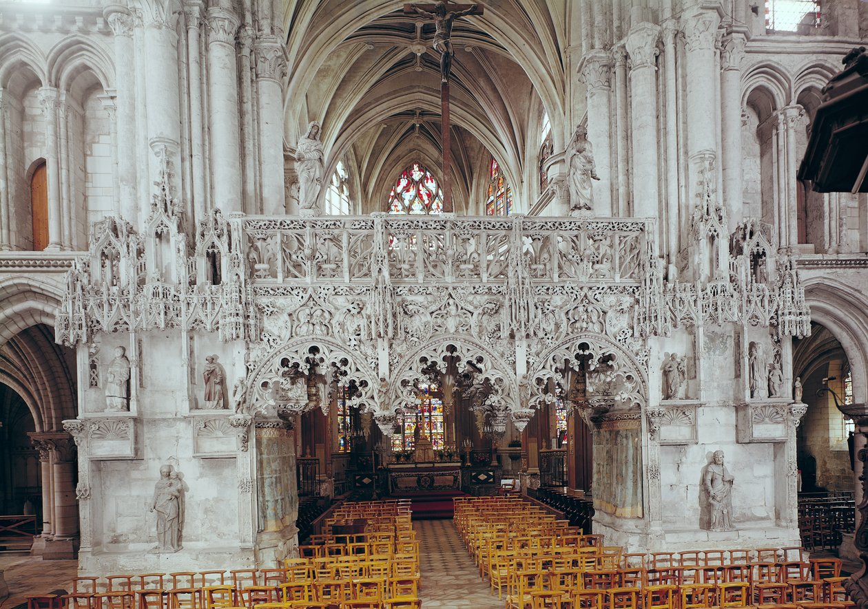 Loď a interiér Eglise Sainte-Madeleine, zobrazující obrazovku vyzdobenou v okázalém gotickém stylu od Jean Gailde mezi 1508-17 od French School