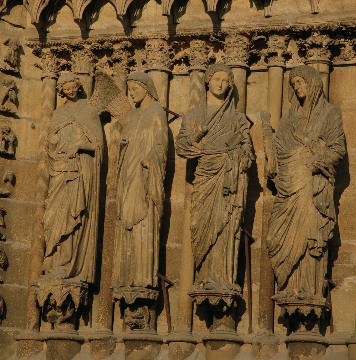 Navštívení, čtyři figury ostění ze západní fasády katedrály, c.1230-40 (vápenec) (viz 62274) od French School