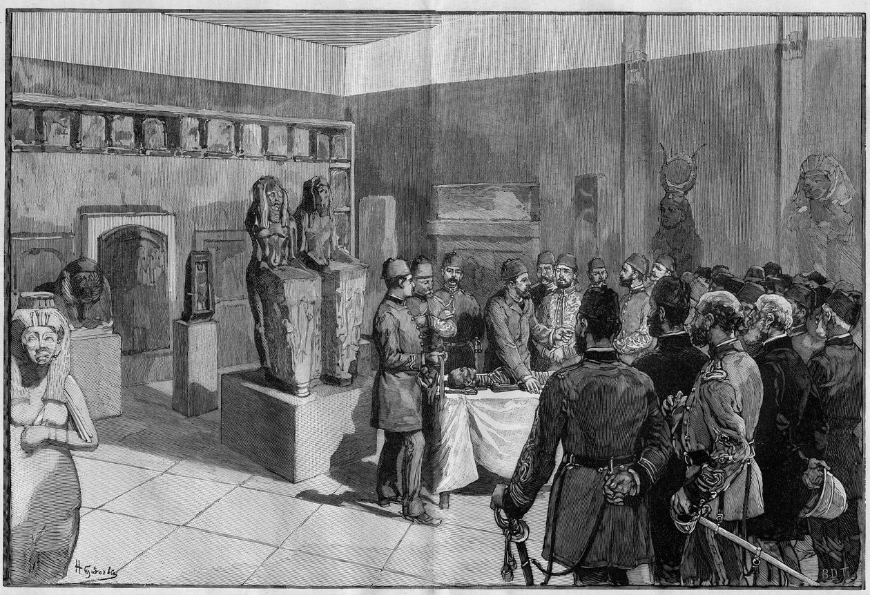 Svržení mumie Sesostris (Rhamses II) v Musee de Boulaq (Káhira, Egypt) od Gastona Maspera za přítomnosti khediva Tewfika. Rytina v „The Illustrous World““ 1886. od French School