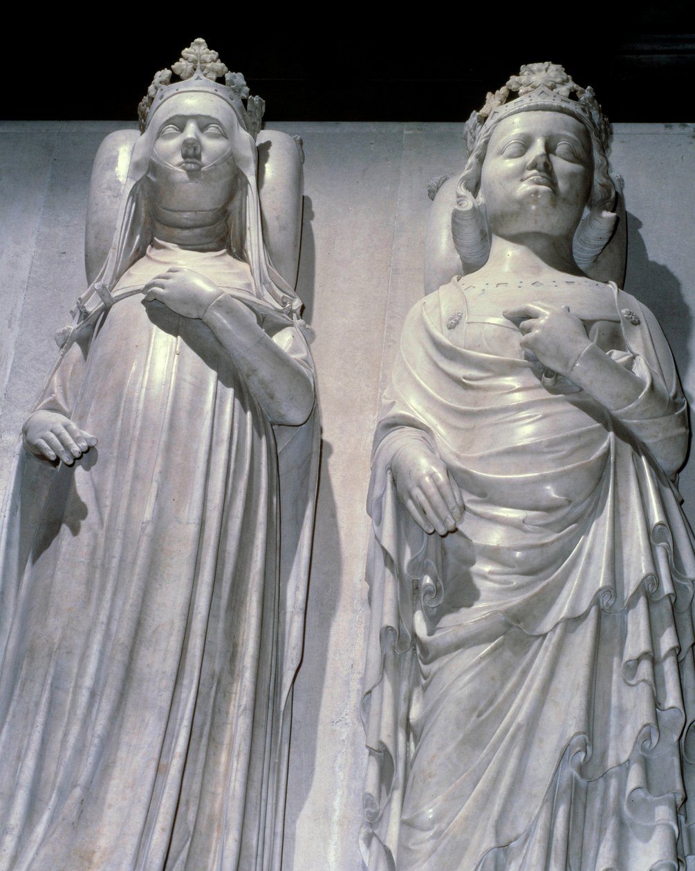 Mramorová ložiska královny Johanky z Evreux (1307-1371) a krále Karla IV. Le Bel (1294-1328). Je to stejný model jako Maubuisson, vyrobený na objednávku královny Jeanem de Liege (známý kolem 1357-1381). Bazilika Saint Denis, královská nekropole. od French School