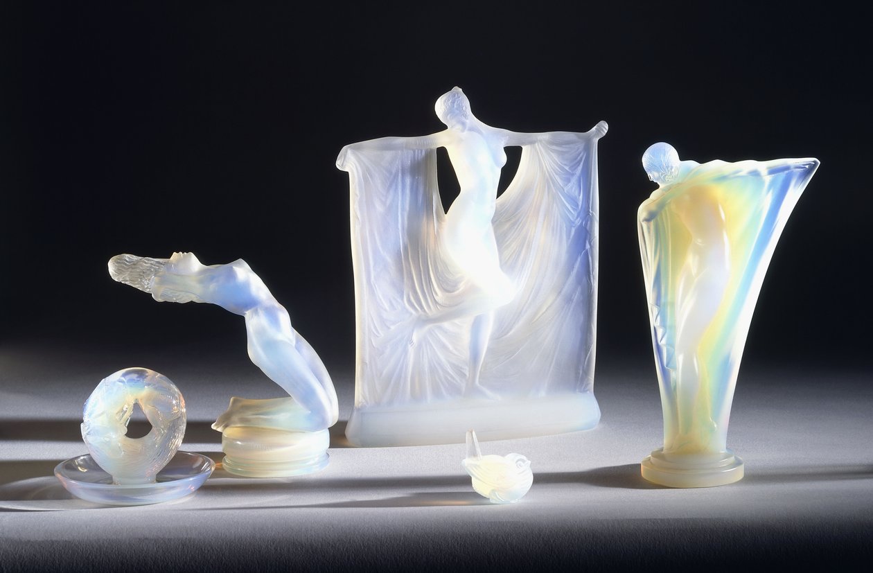 Tři opalizující skleněné předměty od Lalique, od French School