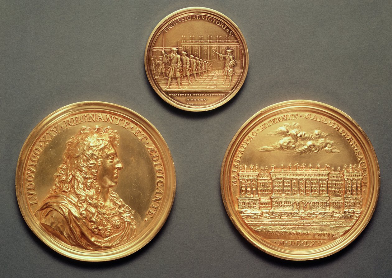 Nahoře: Recto = Les Revues, 1680 od Thomase Bernarda; Dole: verso = profil Ludvíka XIV., recto = La Kolonáda v Louvru, projekt Bernini od Jeana Warina III. (1604-72) (zlato) od French School
