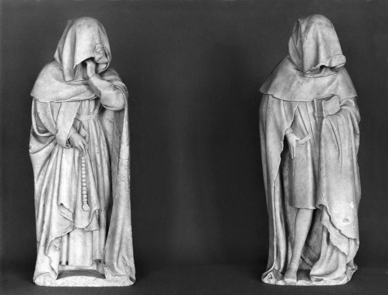 Dva truchlící, z hrobky vévody Jean de Berry (1340-1416) kolem 1450-53 (alabastr) od French School