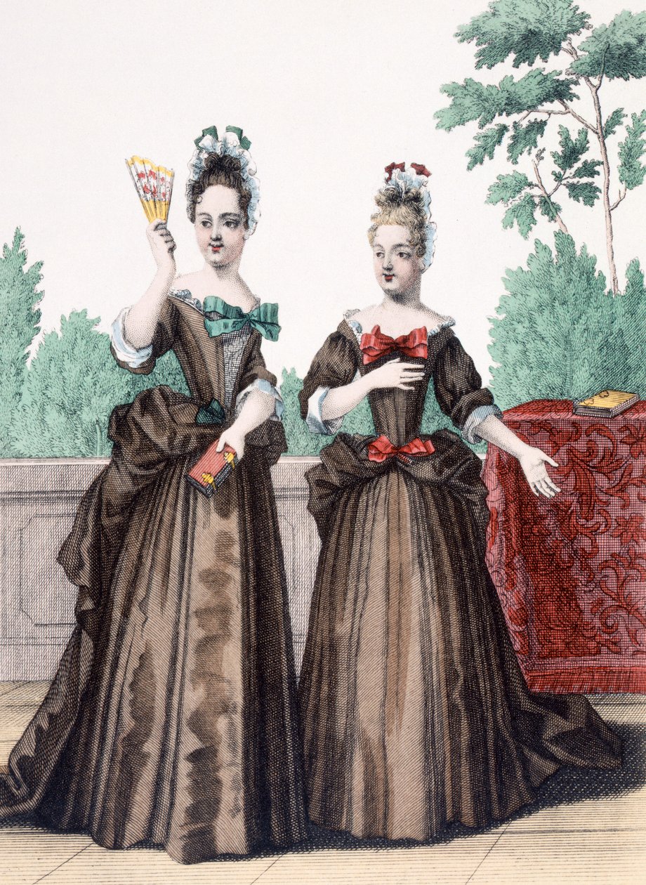 Two Promenade Dresses 88:Dvě dámy v promenádních šatech procházející se zahradou. Oba nosí stuhy, které znamenají jejich postavení; od French School