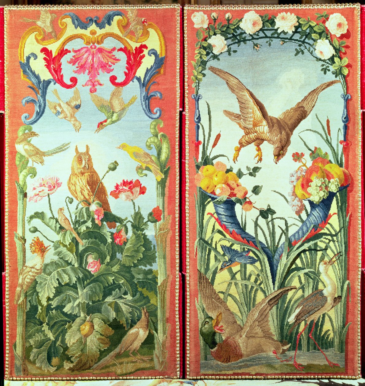 Dva panely koberce vyrobené do skládací obrazovky, zobrazující ptáky, květiny a ovoce, Savonnerie Workshop (textil) od French School